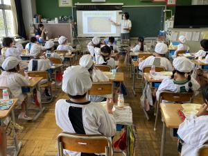 給食指導の様子写真