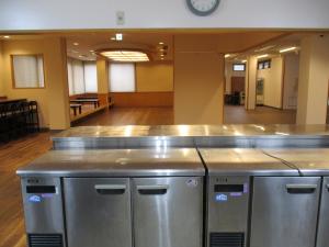 厨房から食堂を見た様子