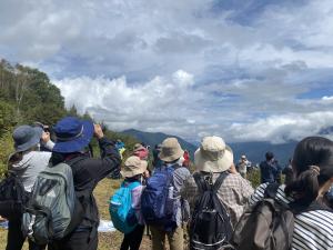 ワシ・タカの渡りを観察する参加者