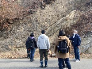 地層を観察する参加者