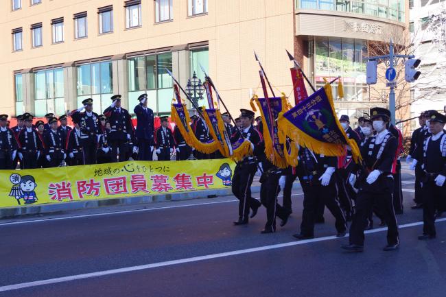波田ブロック消防団員の分列行進の写真