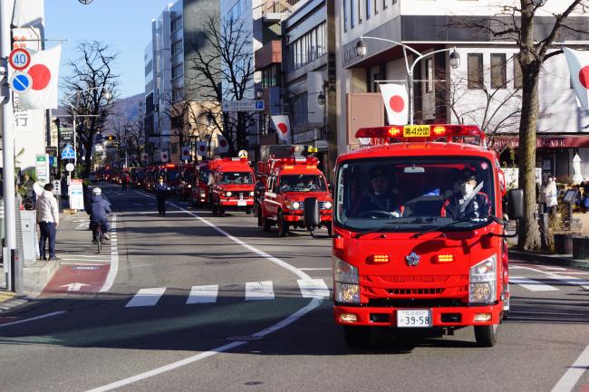 消防団車両の分列行進の写真