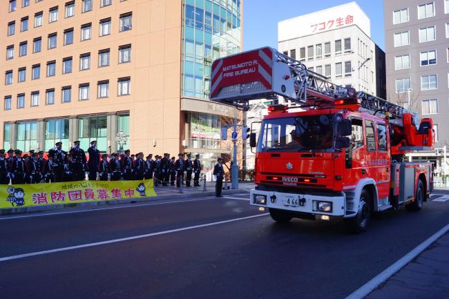 松本広域消防局はしご車の分列行進の写真