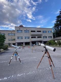 複数台の望遠鏡を並べている写真
