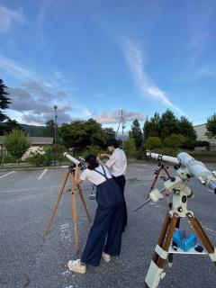望遠鏡の調整をするスタッフの画像