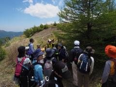 エコスクール「二ツ山・鉢伏山でシカの角を探そう！」のようすの画像