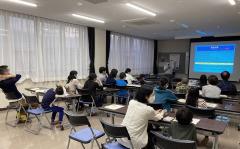 ホタルの生態などについて学ぶ参加者