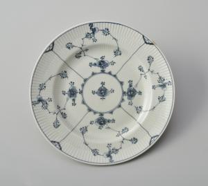 《皿（ブルーフルーテッド）》ロイヤル コペンハーゲン　ペインター：マティアス・ハンセン・ウォルストロップ　1785年頃　塩川コレクション