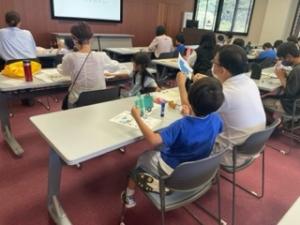 ペーパークラフトを制作している様子
