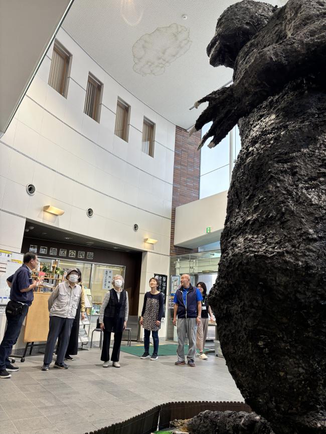 下から見上げる両親