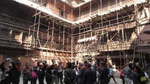 修復のため足場が組まれた文化財（王宮広場）