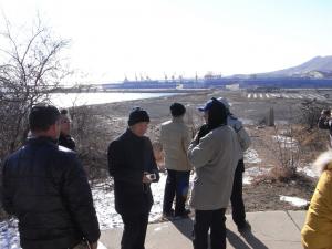 葫蘆島港を望む訪問団