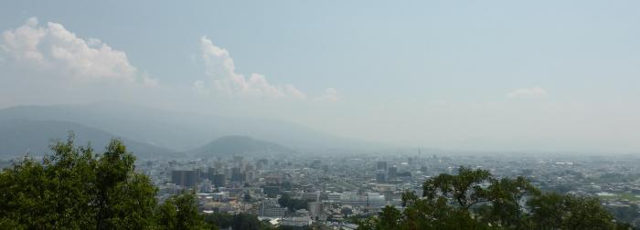 城山公園展望台から松本市街地への眺望写真
