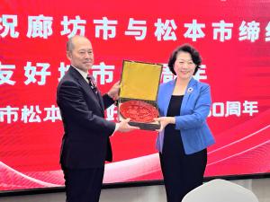 劉市長との記念品交換