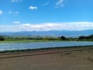 波田のすいか畑からの松本盆地写真