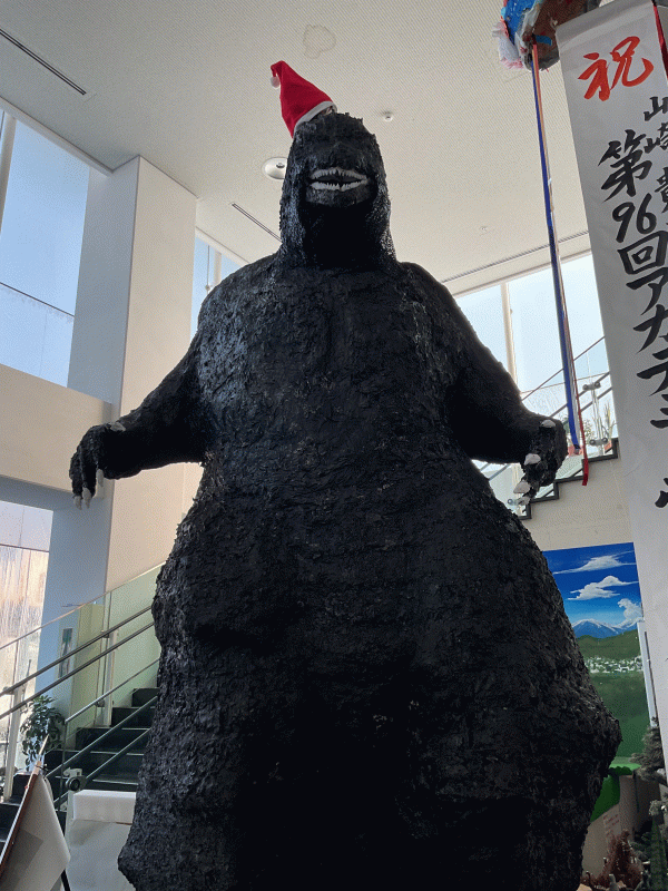 赤い帽子をかぶったゴジラ