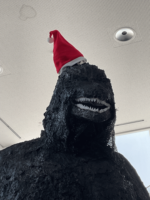 赤い帽子をかぶったゴジラのアップ