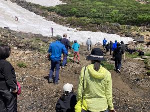 乗鞍岳を歩いている様子