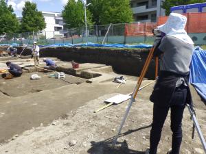 現場の作業風景（遺構の測量）