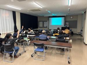 講師の方のお話を聞いている様子