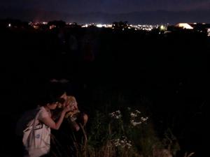 塩沢川でホタルを観察している様子