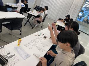 親子でエネルギーキットを制作している様子