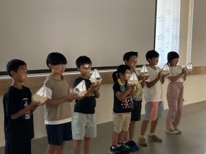 制作したエネルギーキットを披露している子供たち