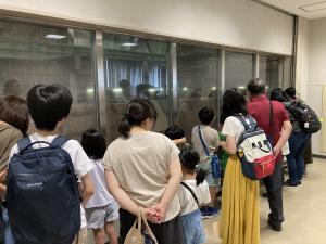 クリーンセンター内を見学している様子