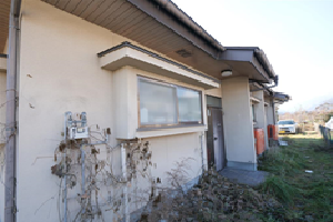 波田教員住宅11-12号外観　木造平屋建て