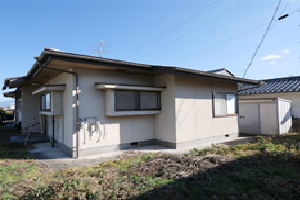 波田教員住宅13-14号外観　木造平屋建て