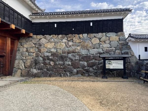 昭和以降に復元された太鼓門北台南面の石垣