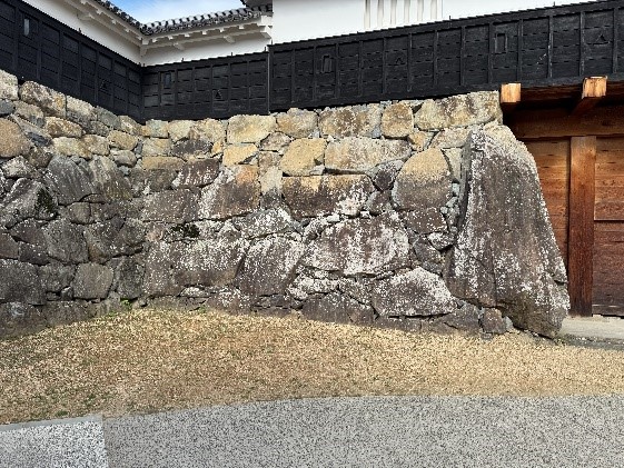 太鼓門台の石垣(写真右端の巨石が玄蕃石)