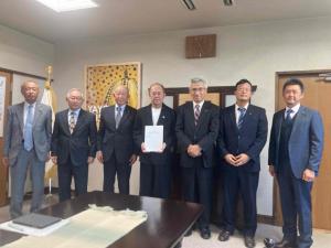 農業委員会役員と市長の写真