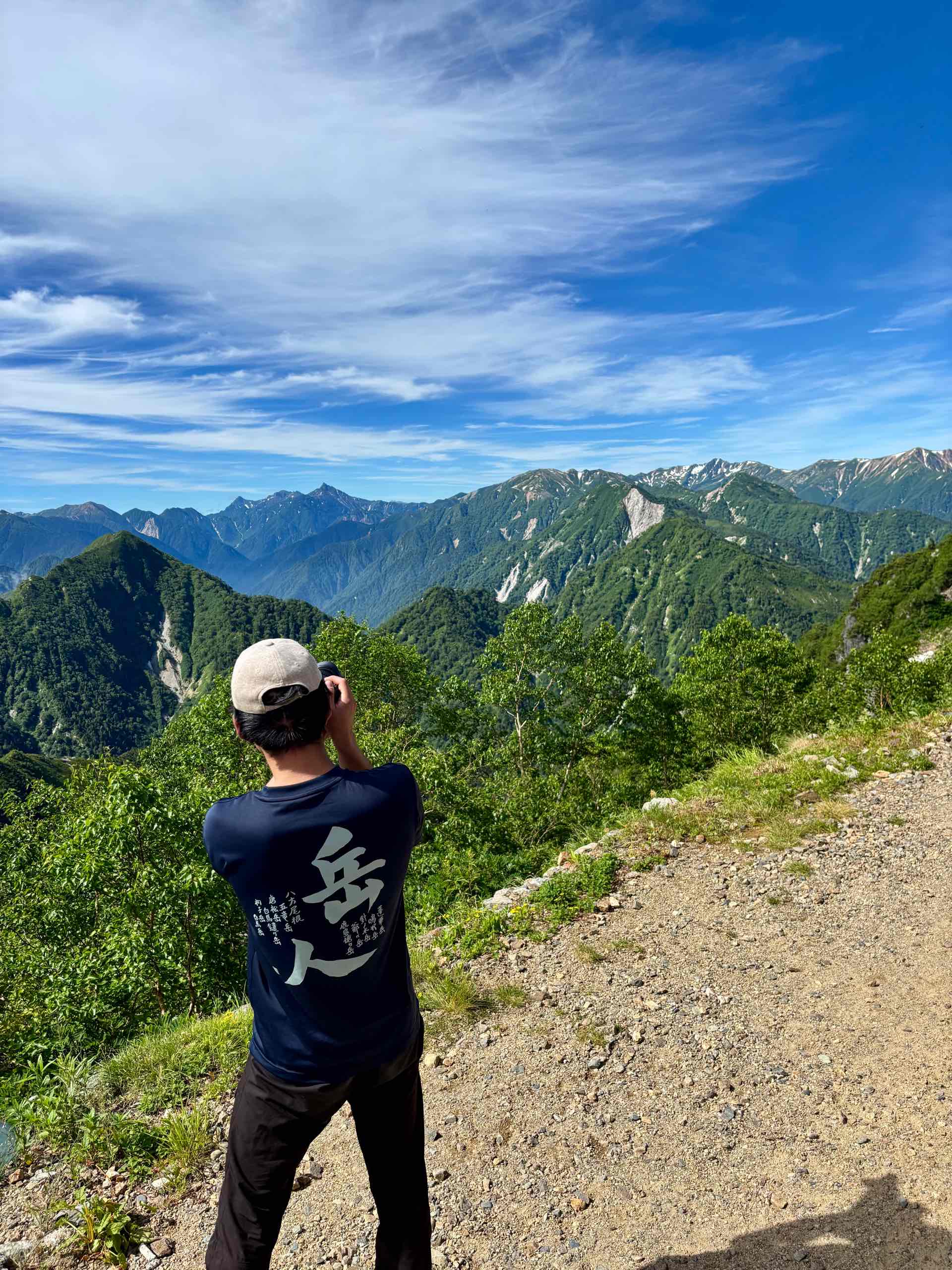 槍ヶ岳を撮影する志賀さん