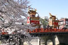 写真：春の高山祭