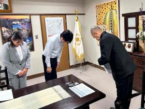 古田委員長から市長へ提言書が手渡されました。