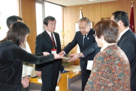 座長から議長に提言書を提出