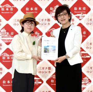 鈴木 ともこさん(写真左)伊佐治副市長(写真右)