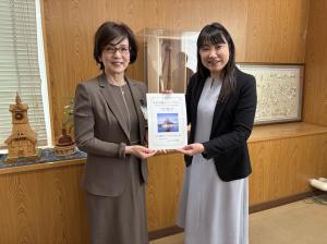 伊佐治副市長(写真左)中島 理恵さん(写真右)