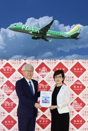 FDA11号機(写真上)楠瀬代表取締役社長(写真左下)伊佐治副市長(写真右下)