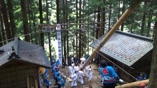 令和5年橋倉諏訪神社御柱祭　建御柱